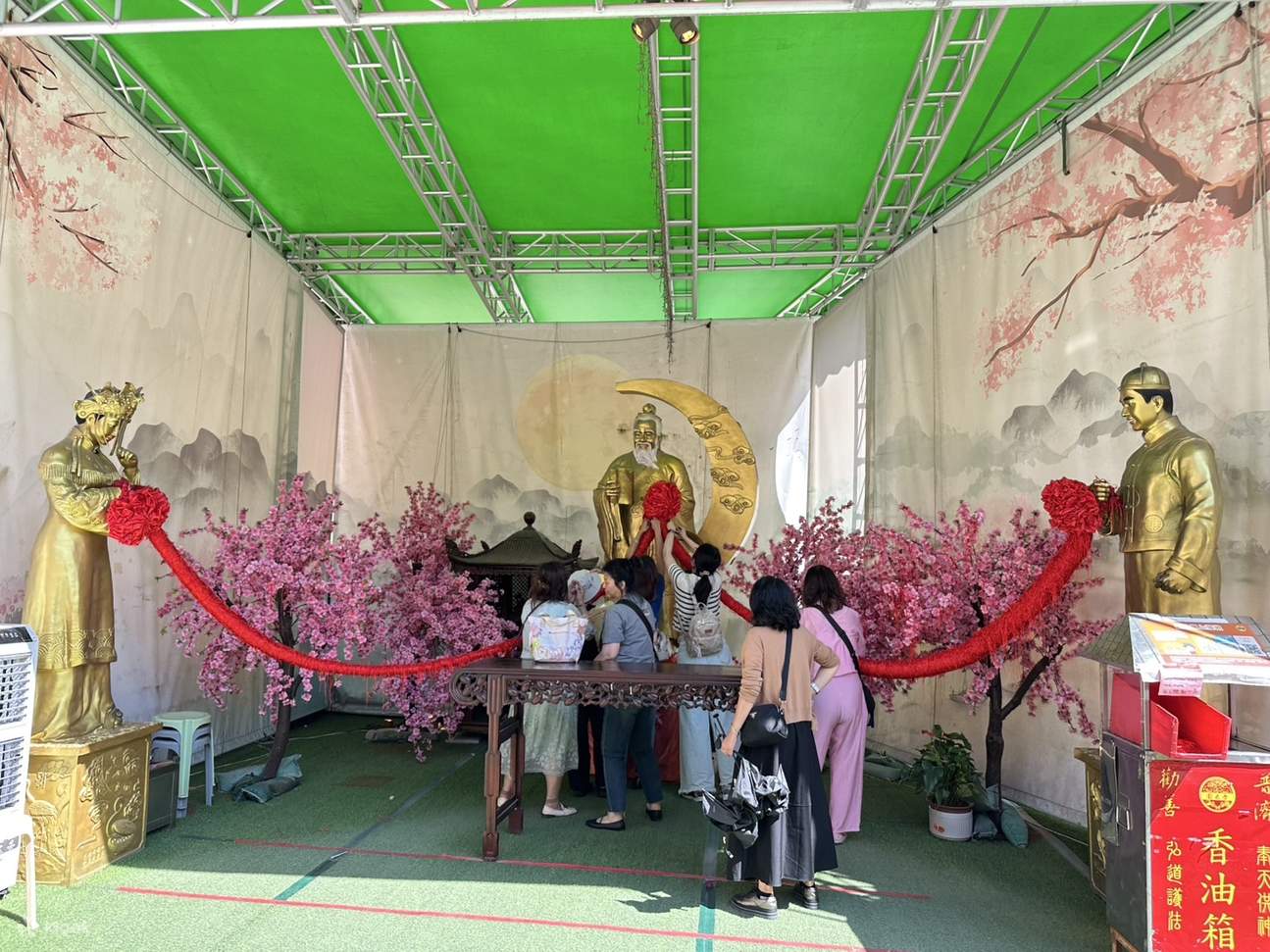 Sembahyang Dalam Talian - Kuil Wong Tai Sin Hong Kong - cinta atau kekayaan